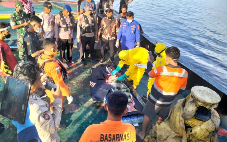 Evakuasi jenazah di TB.VIKING LAUT