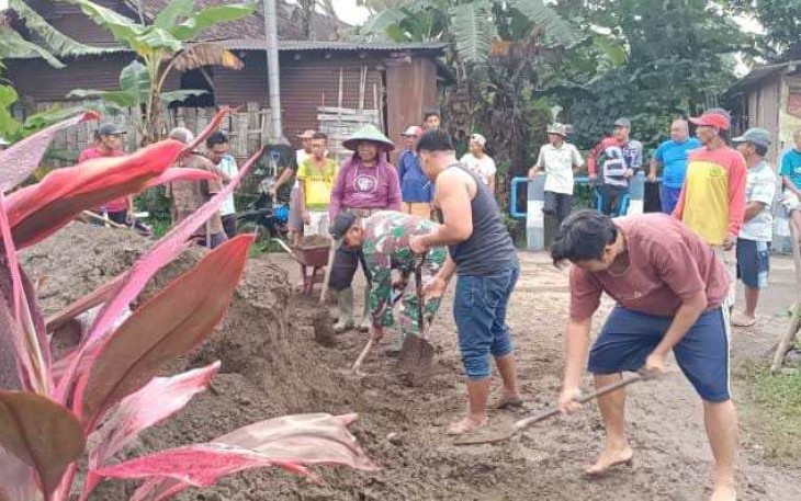 Gotong royong bersama warga binaan perbaiki jalan desa 