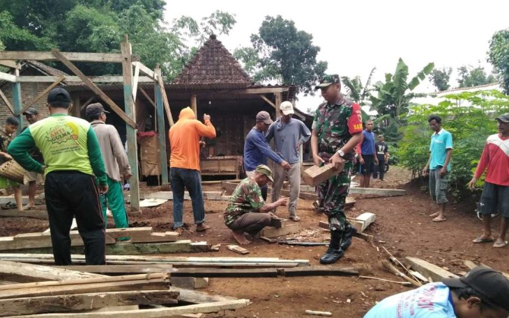 Gotong royong perbaiki rumah warga binaan 