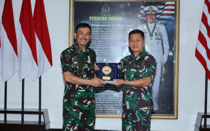Pangkoarmada III Laksda TNI Agus Hariadi bersama Danpasmar 3 Sorong Brigjen TNI (Mar) Sugianto