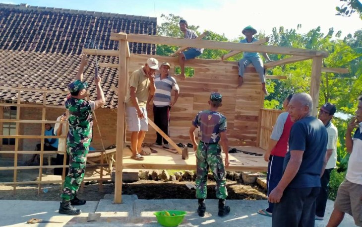 Bangun Pos Kamling wilayah desa binaan 
