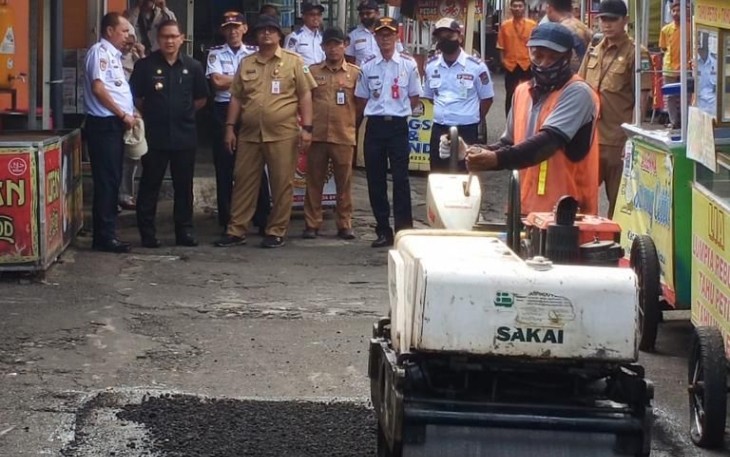 Kadis PUPR Pemkot Batu Alfi Nurhidayat, S.T., M.T bersama Pj. Wali Kota Batu Aries Agung Paewai, saat tengah turun langsung ke lapangan untuk memperbaiki dan membenahi jalanan yang berlubang di Jalan Kartini.