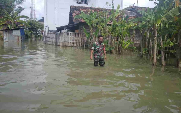 Babinsa Koramil 0718-01/Pati  Sertu Toha saat monitoring banjir di Desa Purworejo Pati