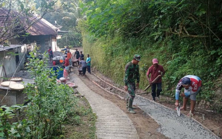 Gotong-royong rabat jalan wilayah desa binaan 