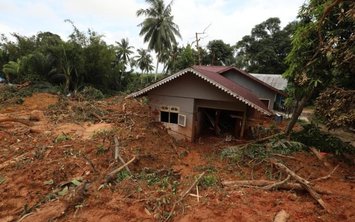 Kondisi setelah terjadi tanah longsor di Kampung Genteng, Desa Pangkalan, Kecamatan Serasan, Kabupaten Natuna, Kepulauan Riau, Rabu (8/3). BPBD Kabupaten Natuna menyebut lebih dari 27 rumah tertimbun material longsoran yang terjadi pada Senin (6/3).