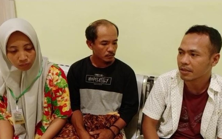 Keterangan Photo : Kedua Orang Tua Bocah Korbang Hanyut, saat diwawancarai Pembina DPD JPKP Padangsidimpuan, Minggu, ( 12/03/2023 ).