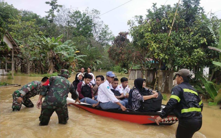 Sigap membantu masyarakat terdapat banjir