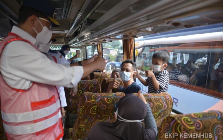 Menhub Budi Karya Sumadi saat tinjau penumpang bus
