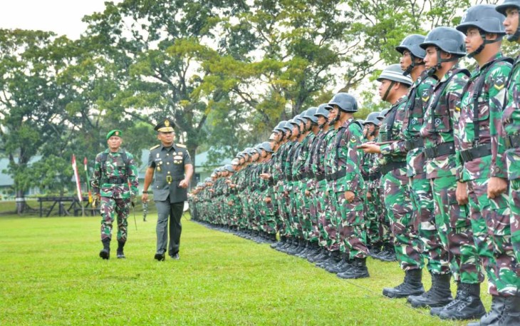 Kasdam I/BB Brigjen TNI Rifky Nawawi saat inspeksi siswa Diktukba TNI AD TA 2023 