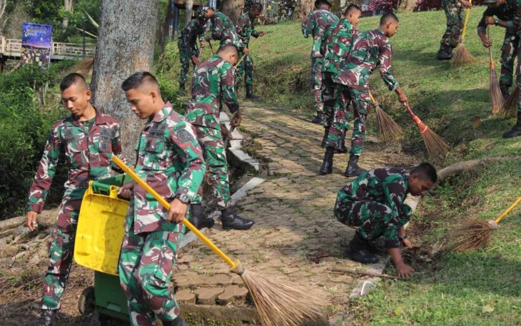 Karya bakti peduli lingkungan prajurit Menarmed 2 Kostrad 