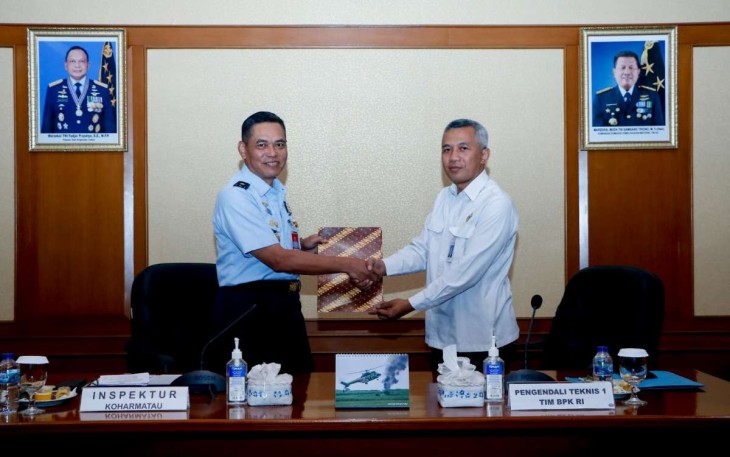 Ir Koharmatau Marsda TNI Didik Bangun Rahardjo saat menerima laporan Wasrik BPK RI 