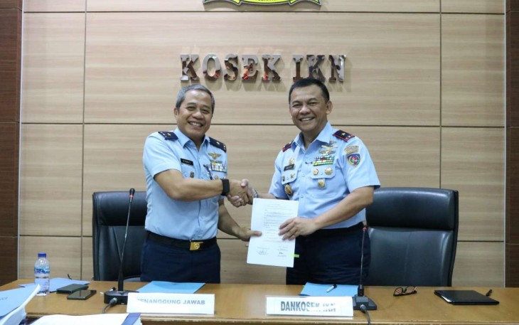Dankosek IKN Marsma TNI Yuniarsa Aditya Permana saat menerima laporan Tim Wasrik 