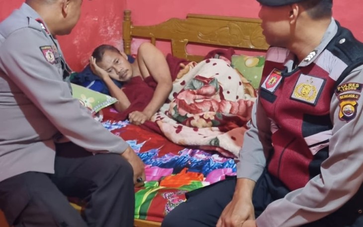Peduli Sesama, Kapolsek Rimbo Pengadang Beri Bantuan Kepada Warga Yang Sakit Menahun