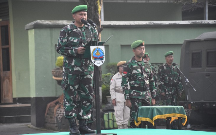 Upacara bendera mingguan di Makorem 073/Mkt