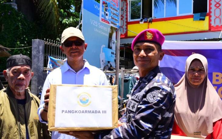 Aspotmar Pangkoarmada III Kolonel (Mar) Marsono saat memberikan bantuan korban kebakaran 