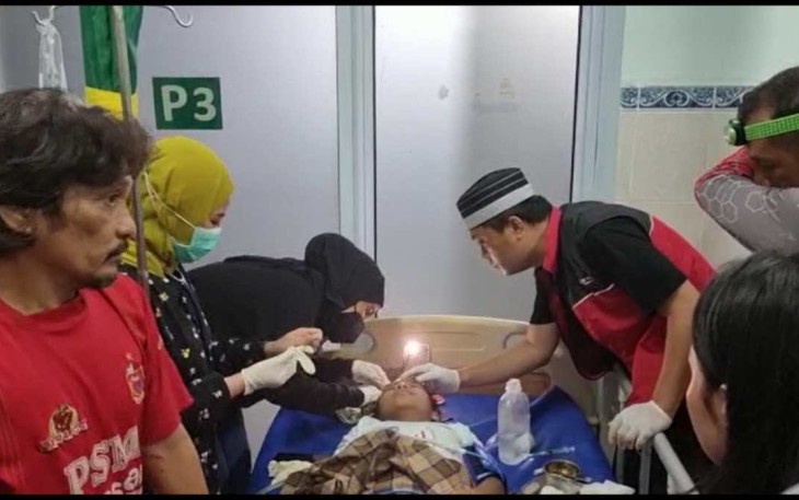 Petugas RSAL Jala Ammari Lantamal VI saat menangani korban runtuhnya kubah masjid
