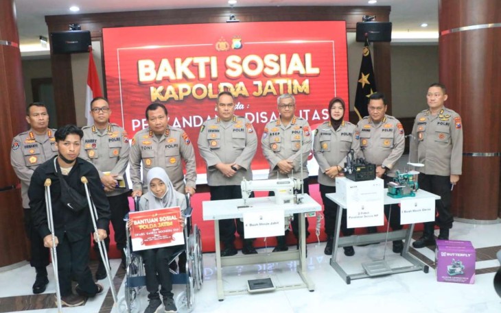 Kapolda Jatim Irjen Pol Toni Harmanto saat memberikan santunan kepada para disabilitas, di Surabaya, Senin (27/3)