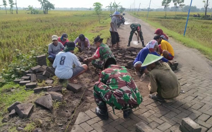 Pasang paving jalan bersama warga binaan