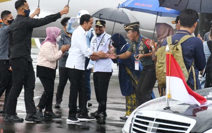 Pangdam XIV Hasanuddin Mayjen TNI Dr Totok Imam Santoso menyambut presiden Joko Widodo di bandara Sultan Hasanuddin 