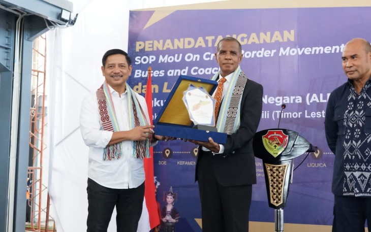Penandatanganan SOP MoU On Cross Border Movement by Commercial Buses and Coaches, Direktur Jenderal Perhubungan Darat, Hendro Sugiatno bersama Gubernur Nusa Tenggara Timur (NTT) Viktor Bungtilu Laiskodat dan Direktur Jenderal Transportasi dan Komunikasi Timor Leste, Constantino Ferreira Soares 