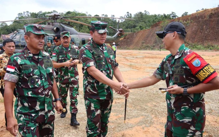 Danrem 121/Abw Brigjen TNI Pribadi Jatmiko saat menyambut kedatangan Panglima TNI Laksamana TNI Yudo Margono 