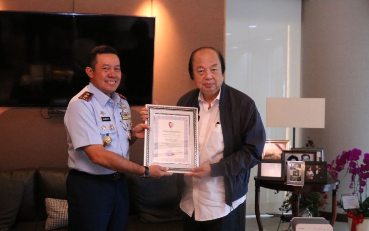 Pangkoopsud I Marsda TNI Bambang Gunarto saat memberikan penghargaan