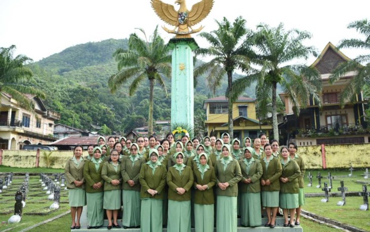 Ziarah dan Tabur Bunga Persit KCK Koorcabrem 023 PD I/BB Ziarah