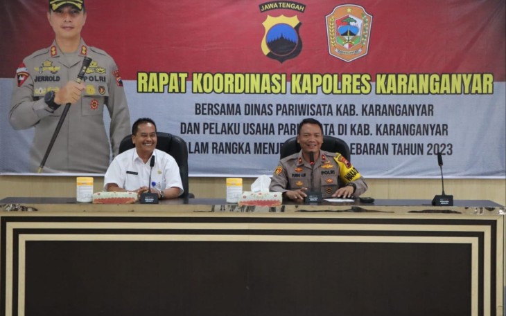 Wakapolres Karanganyar Kompol Purbo Adjar Waskito dan Kepala Disparpora Karanganyar Hari Purnomo, memberikan paparan saat rapat koordinasi bersama pengelola usaha pariwisata, di  Aula Wira Pratama I Polres Karanganyar, Jumat (31/3/2023).