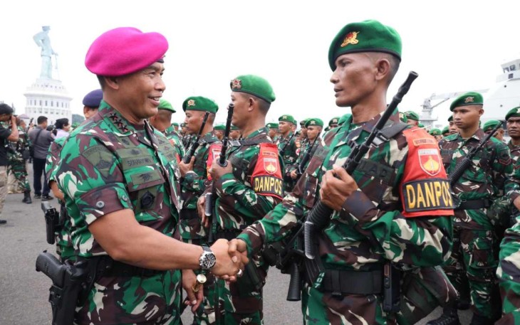 Dankodiklatal Letjen TNI (Mar) Suhartono saat melepas satgas pamtas 