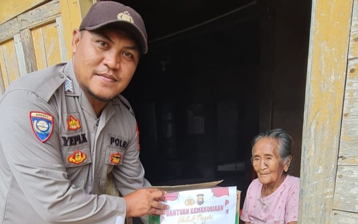 Senyum Lansia 71 Tahun Saat Terima Bansos dari Polsek Padang Guci Hulu