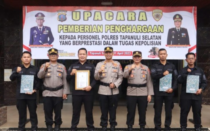 Plh Kasi Humas Polres Tapanuli Selatan (Tapsel), Briptu Erlangga Gautama Nasution, SH, kembali sukses meraih penghargaan dari Kapolres, AKBP Imam Zamroni, SIK, MH.