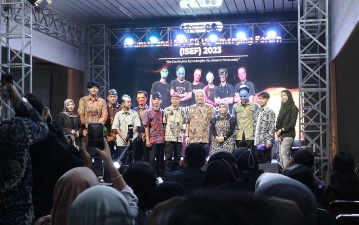 Dokumentasi: Superhero Kebersihan 37 Bersama Pjs. Rektor Universitas Pertamina, Budi W. Soetjipto, Ph.D., pada kegiatan ISEF 2023, di Universitas Pertamina, Minggu (26/03).
