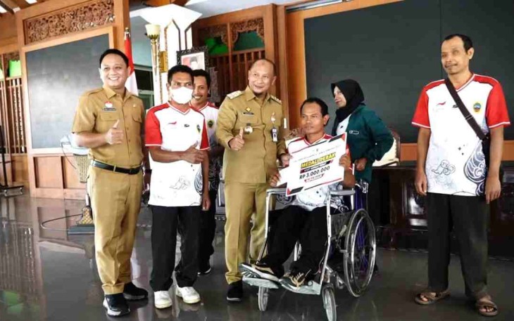 Pemberian tali asih kepada atlit disabilitas berprestasi