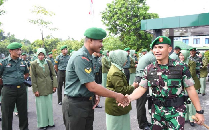Dandim 0802/Ponorogo Letkol Inf Hirta Juni Adriansyah memberikan ucapan selamat kenaikan pangkat prajuritnya 