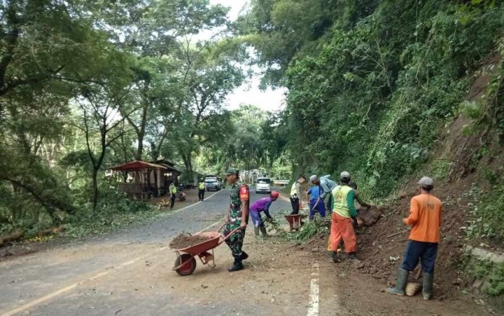 Pembersihan material longsor di wilayah desa binaan 