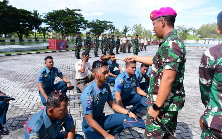 Tradisi kenaikan pangkat prajurit Lantamal XI Merauke