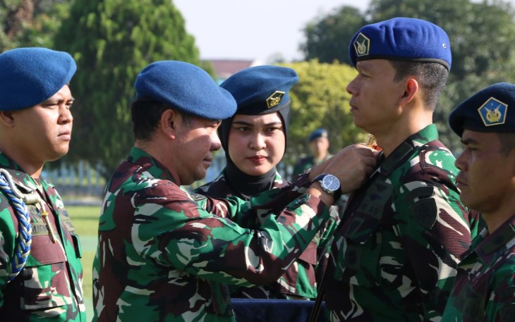 Pangkoopsud I Marsda TNI Bambang Gunarto menyematkan kenaikan pangkat prajuritnya 