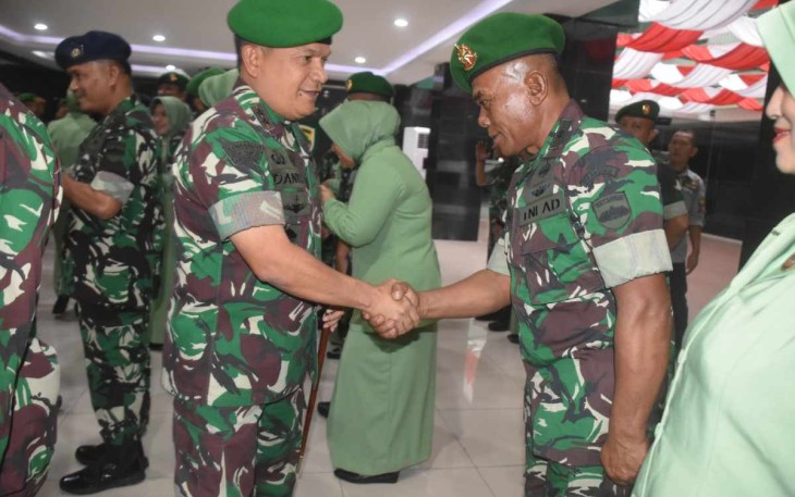 Pangdam I/BB Mayjen TNI Achmad Daniel Chardin memberikan ucapan selamat kenaikan pangkat prajuritnya 