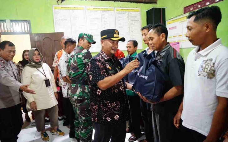 Bantuan paket sembako kepada warga korban pasca banjir di Pati