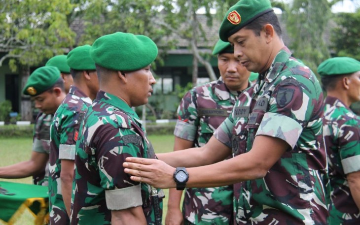 Dandim 0806/Trenggalek Letkol Kav Peddy Adi Prasetyo saat penyematan kenaikan pangkat prajuritnya 