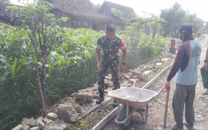 Perbaikan jalan rusak wilayah desa binaan 