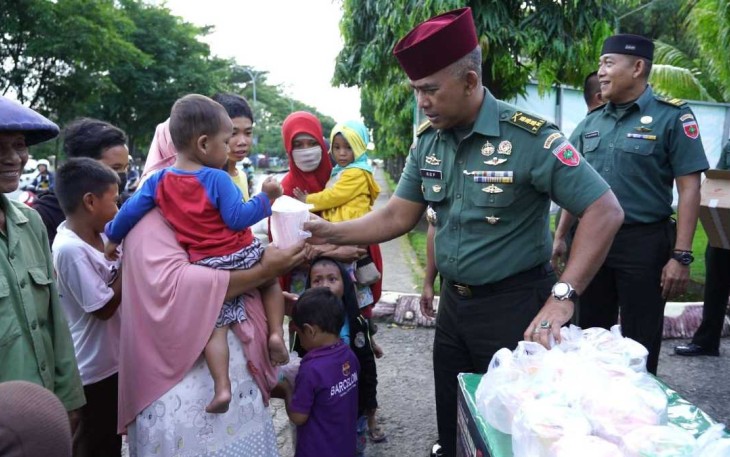 Kapendam XIV Hasanuddin Kolonel Inf Rio Purwantoro saat membagikan takjil gratis 