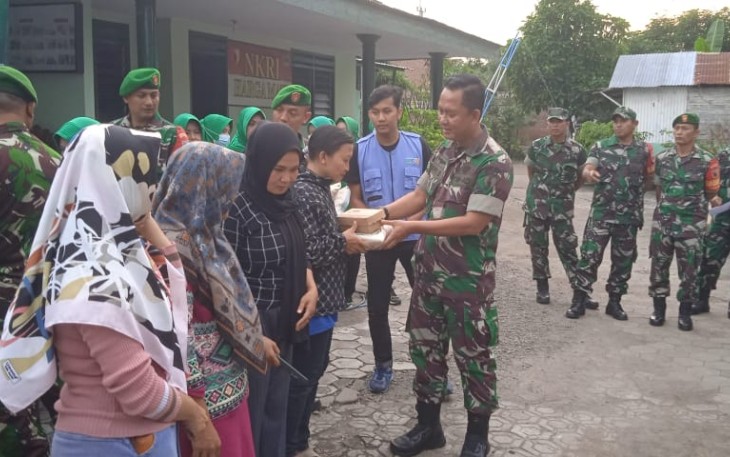Danramil 10/Mojoagung Lettu Arh Hery Setiyawan memberikan beras dan takjil, Sabtu (8/4)