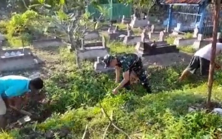 Pembersihan makam wilayah desa binaan 
