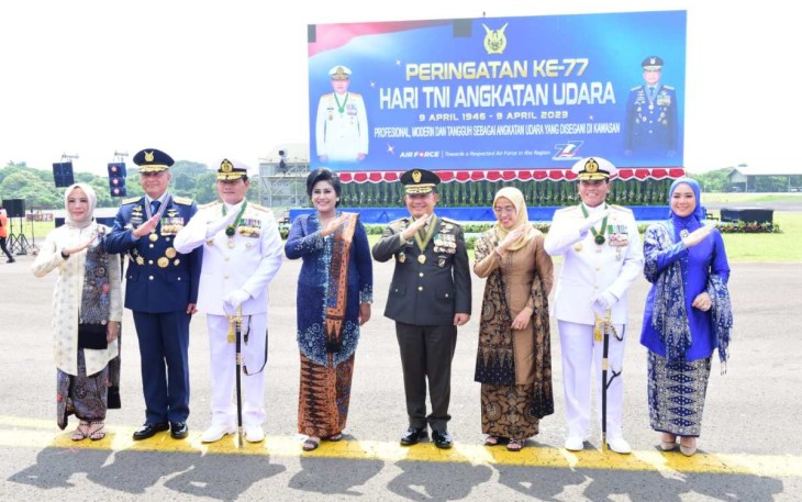Kasad Jenderal TNI Dudung Abdurachman foto bersama di HUT ke 77 TNI AU 