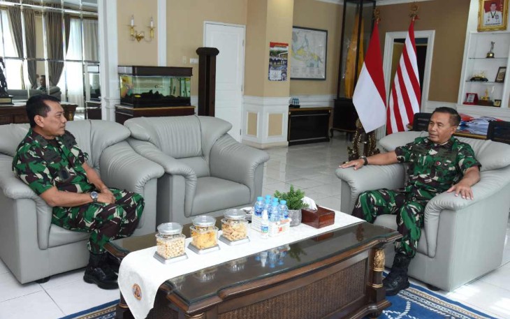 Dankodiklatal Letjen TNI (Mar) Suhartono saat menerima Waaspotmar Kasal 