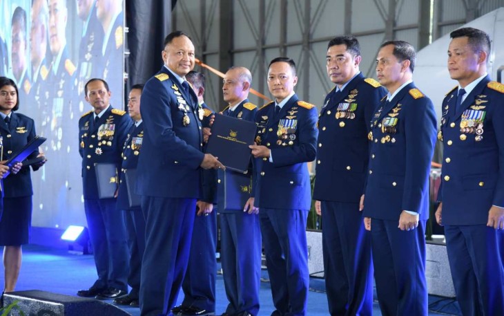 Danlanud Iswahjudi Marsekal Pertama TNI Irwan Pramuda saat menerima penghargaan dari Kasau