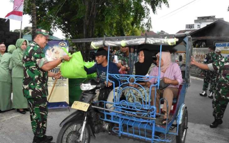 Berbagi takjil Abang Becak