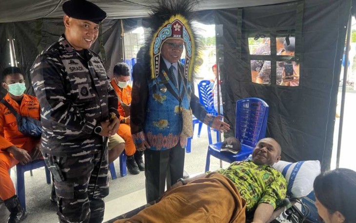 Pelayanan kesehatan di KRI Teluk Wondama-527