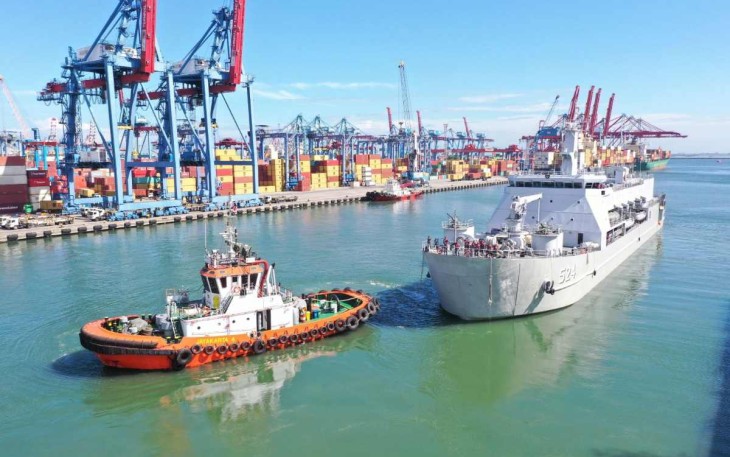 KRI Teluk Calang 524 saat ditarik dari dermaga 